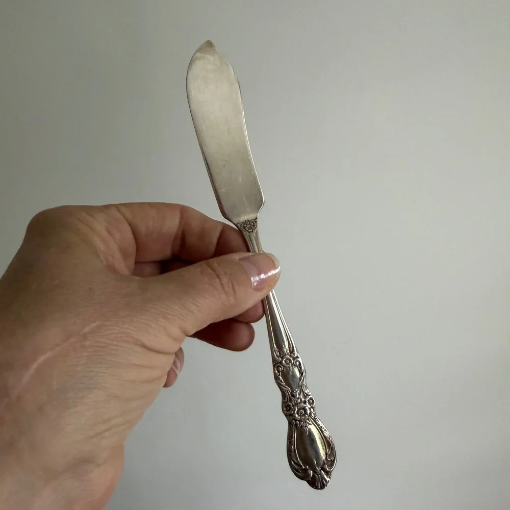 1847 Rogers Bros. IS Heritage Flatware Set 49 Pieces Floral Design